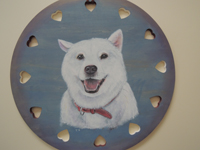 ペットロスの方がペットのリアルな似顔絵の注文（オーダー）前に見る作品～元気に笑う愛犬を立体感を出して描いた肖像画のグッズ