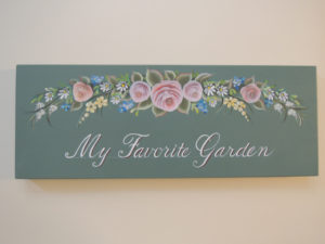 注文（オーダー）依頼前に見る作品～庭先に飾るガーデンサインボード（ウエルカムボード）～薔薇の花とその他の草花を配置